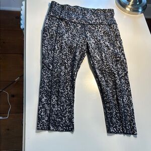 Lululemon Cropped Leggings with Pockets Size 8
